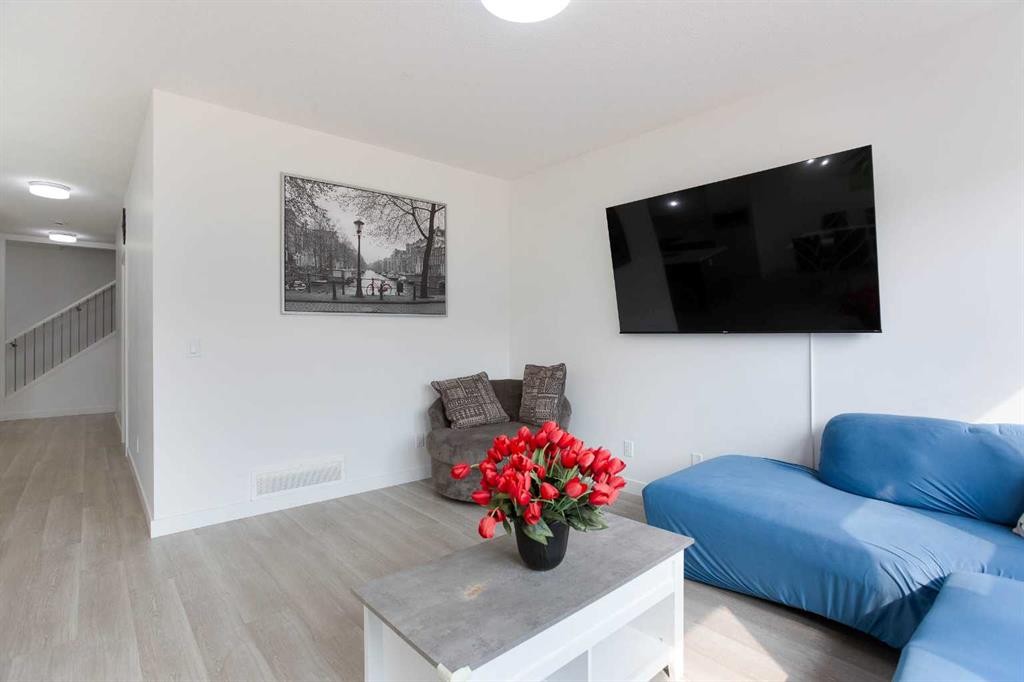 91 Copperhead Grove Se, Calgary, AB - Indoor Photo Showing Living Room