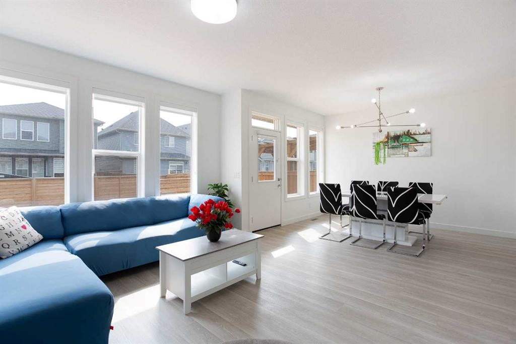 91 Copperhead Grove Se, Calgary, AB - Indoor Photo Showing Living Room