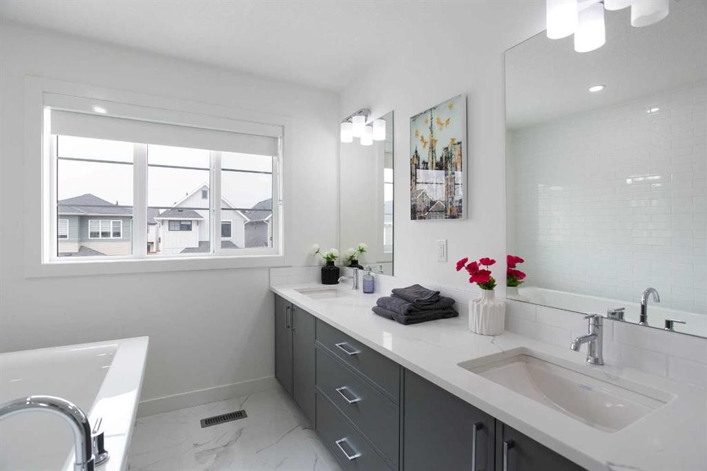 91 Copperhead Grove Se, Calgary, AB - Indoor Photo Showing Bathroom