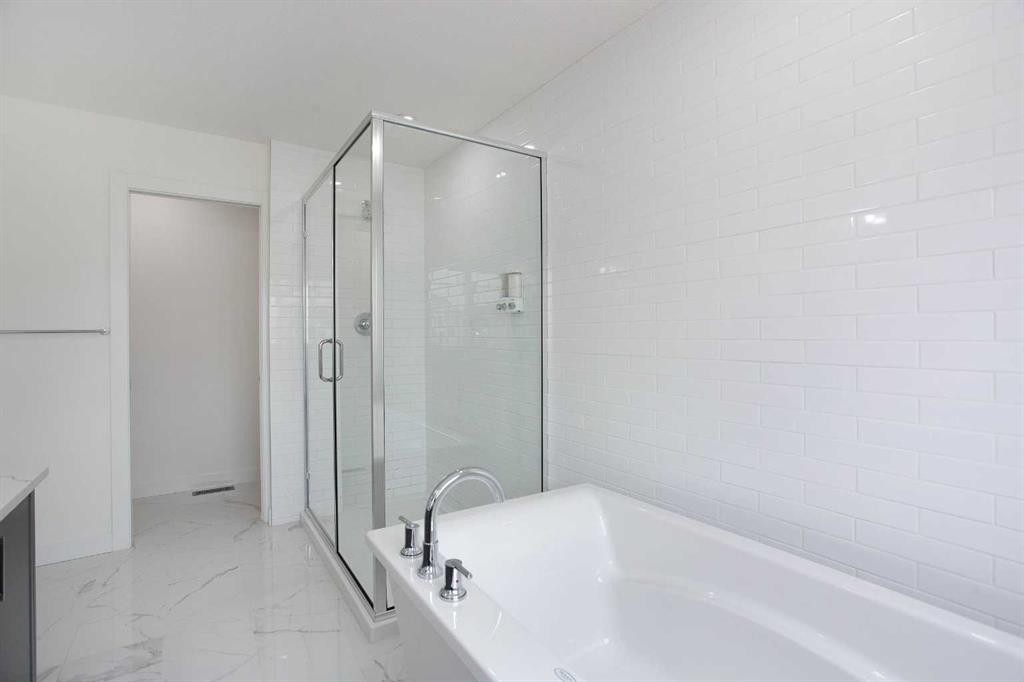 91 Copperhead Grove Se, Calgary, AB - Indoor Photo Showing Bathroom