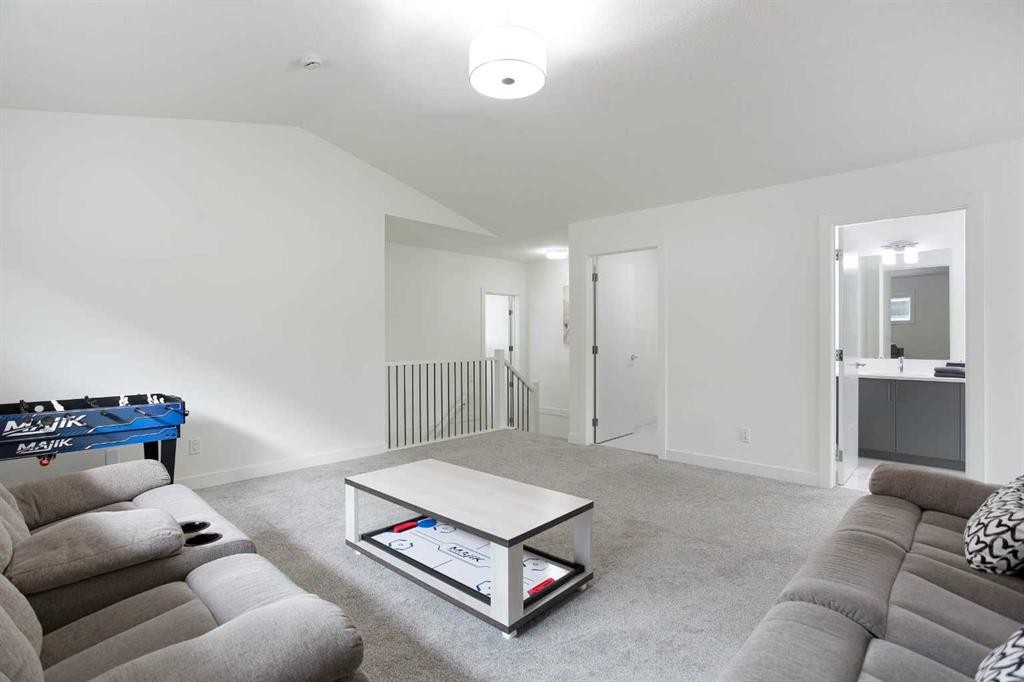 91 Copperhead Grove Se, Calgary, AB - Indoor Photo Showing Living Room
