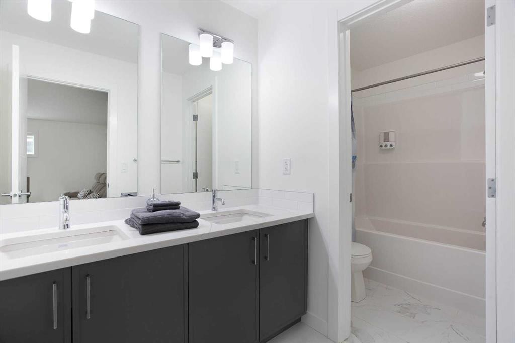 91 Copperhead Grove Se, Calgary, AB - Indoor Photo Showing Bathroom