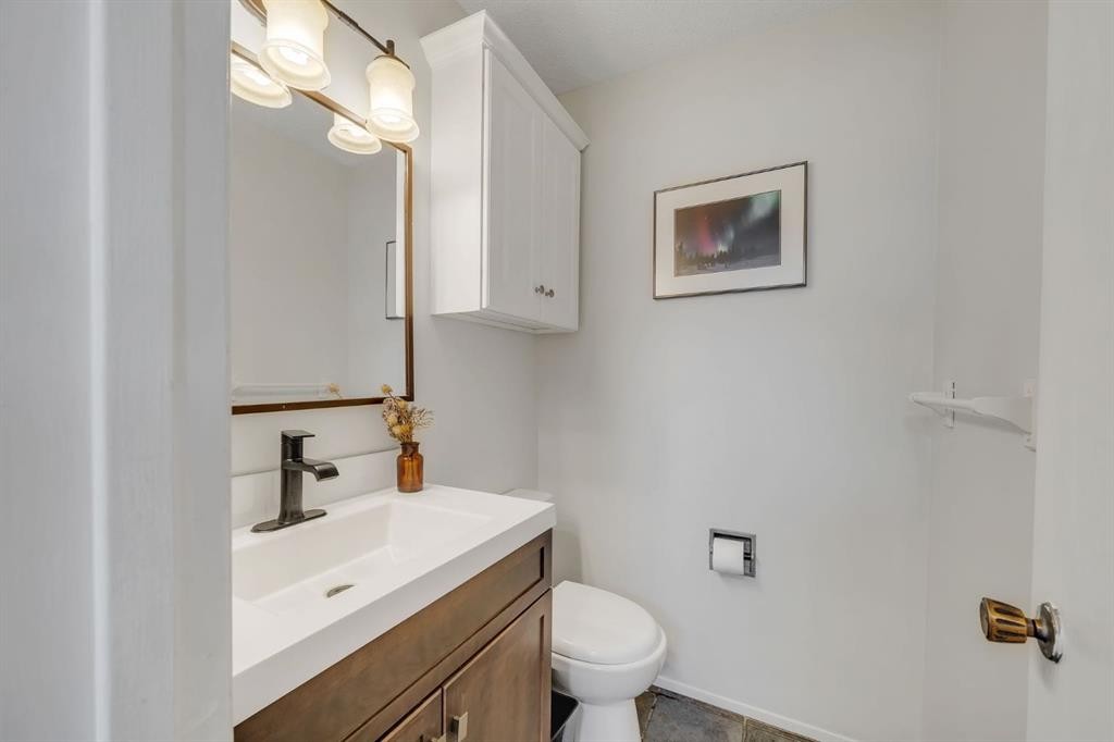 44 Strathclair Rise Sw, Calgary, AB - Indoor Photo Showing Bathroom