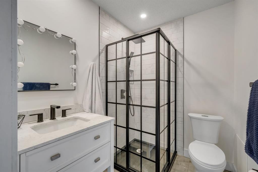 44 Strathclair Rise Sw, Calgary, AB - Indoor Photo Showing Bathroom