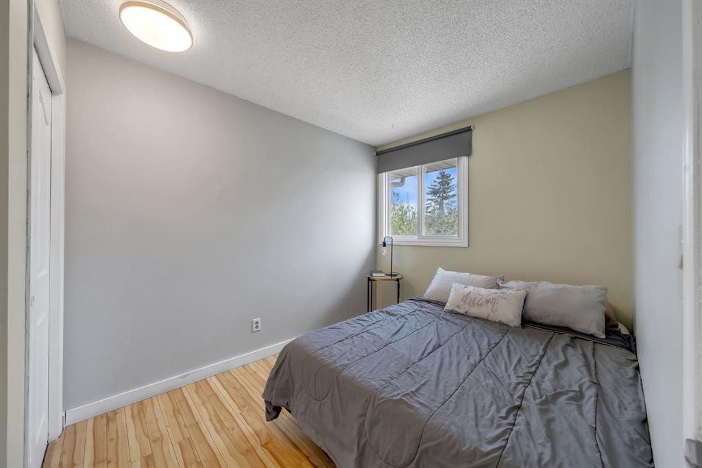 44 Strathclair Rise Sw, Calgary, AB - Indoor Photo Showing Bedroom