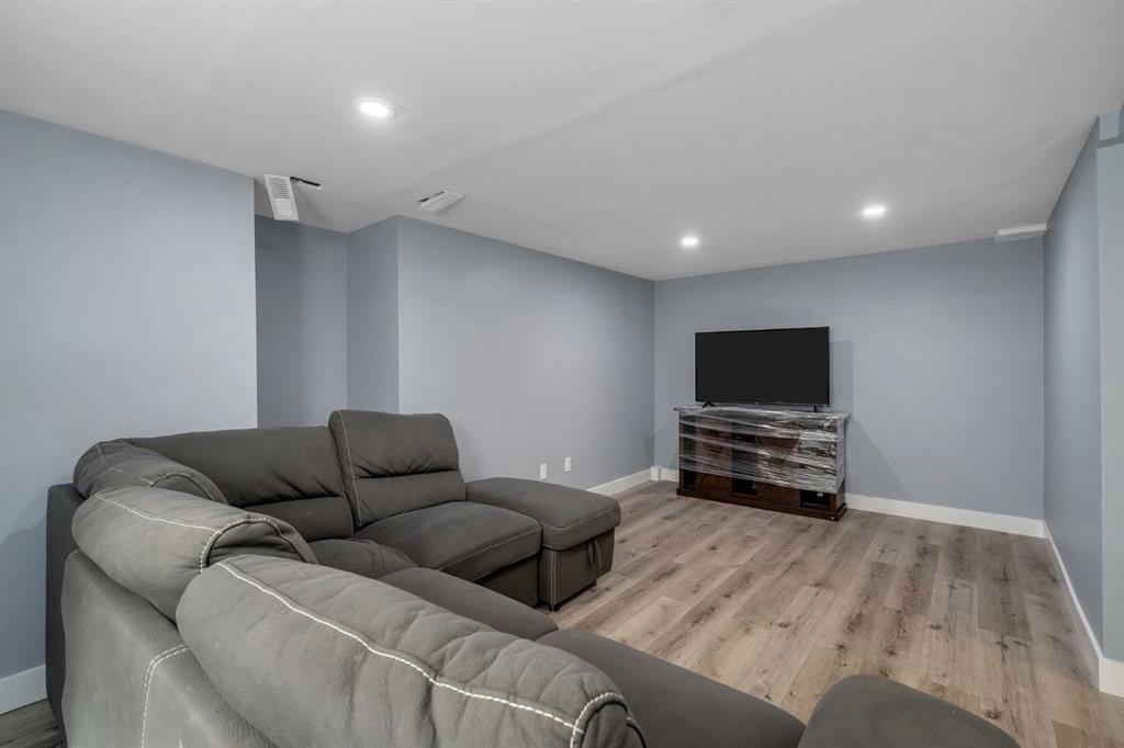 44 Strathclair Rise Sw, Calgary, AB - Indoor Photo Showing Basement