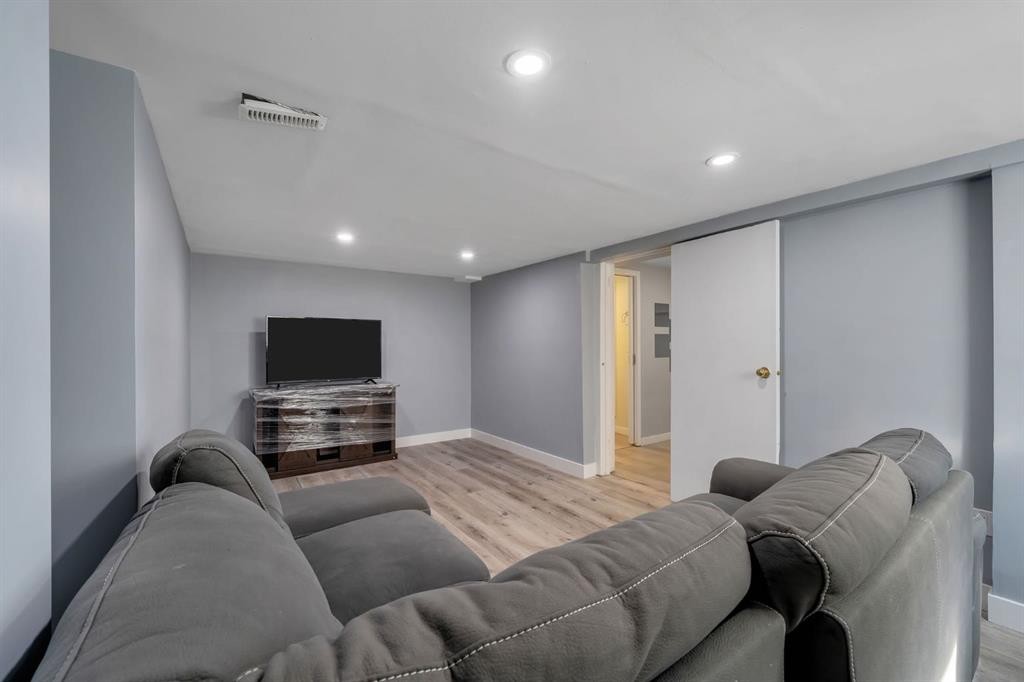 44 Strathclair Rise Sw, Calgary, AB - Indoor