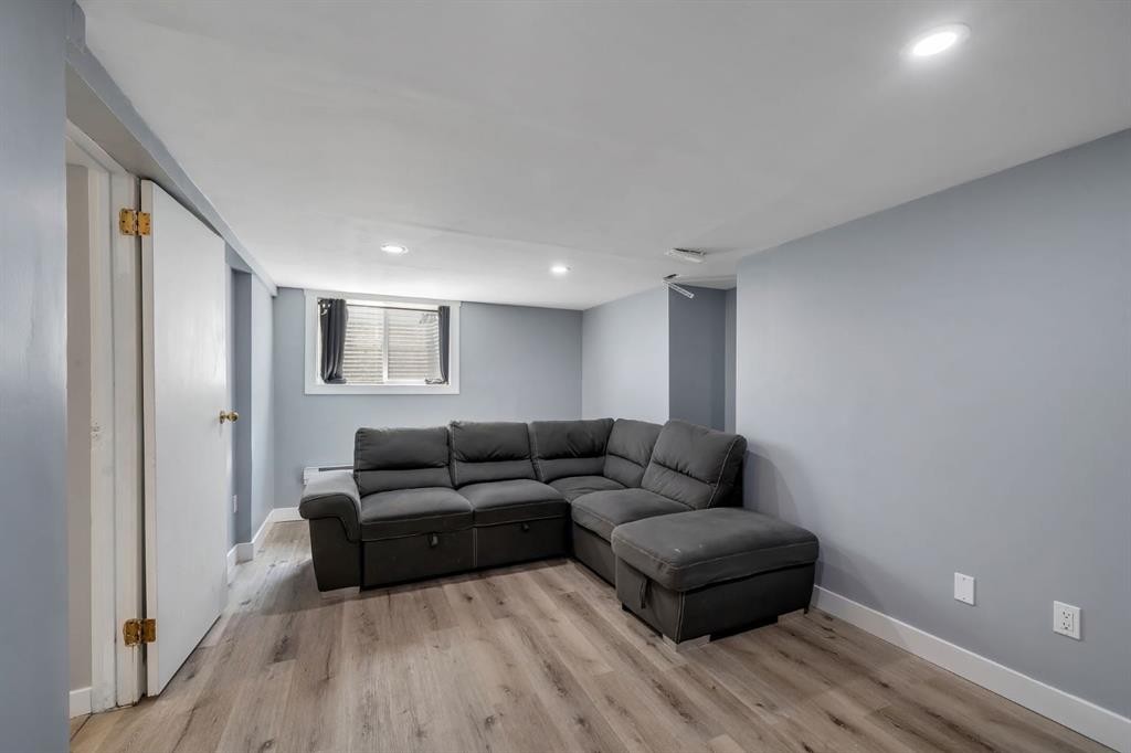 44 Strathclair Rise Sw, Calgary, AB - Indoor