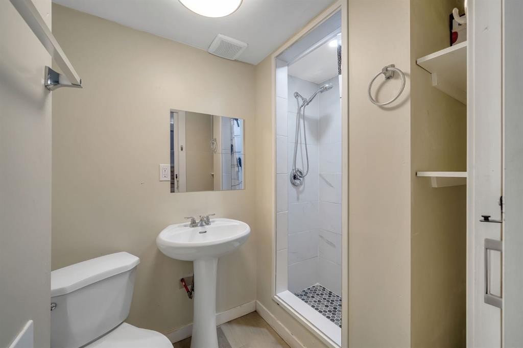 44 Strathclair Rise Sw, Calgary, AB - Indoor Photo Showing Bathroom