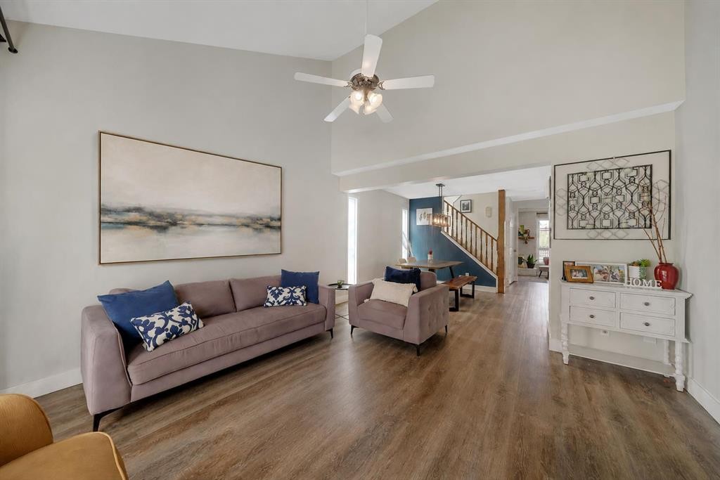 44 Strathclair Rise Sw, Calgary, AB - Indoor Photo Showing Living Room