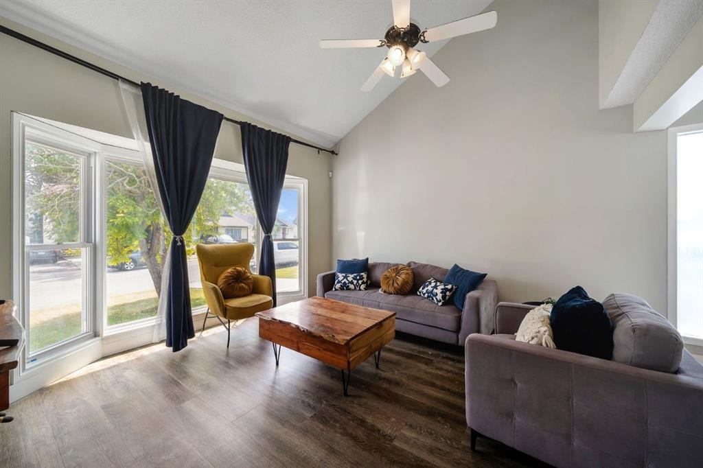 44 Strathclair Rise Sw, Calgary, AB - Indoor Photo Showing Living Room