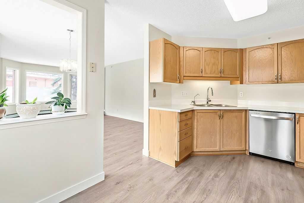 1103-1103 Hawksbrow Point Nw, Calgary, AB - Indoor Photo Showing Kitchen With Double Sink