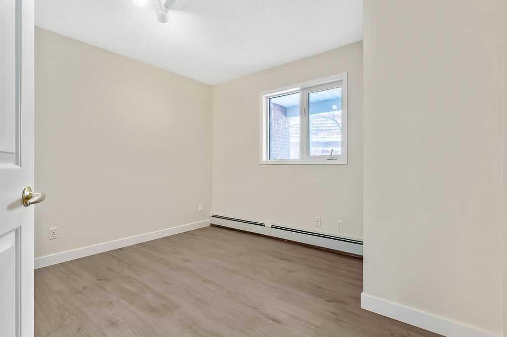 1103-1103 Hawksbrow Point Nw, Calgary, AB - Indoor Photo Showing Other Room