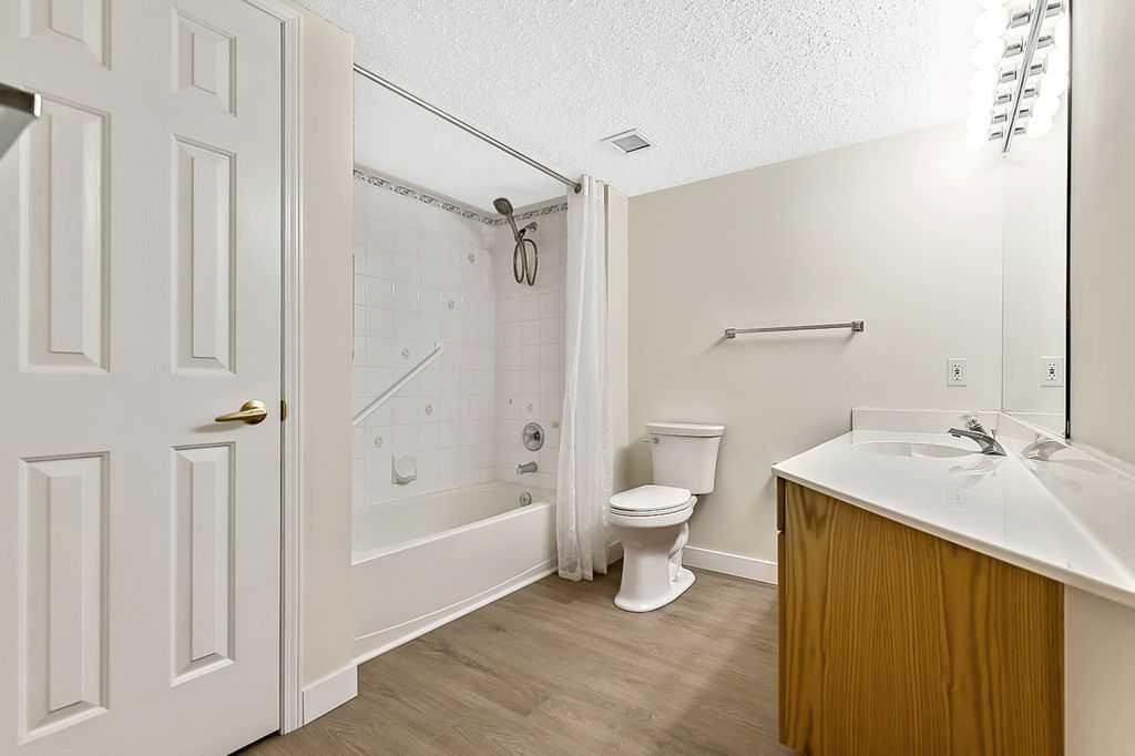 1103-1103 Hawksbrow Point Nw, Calgary, AB - Indoor Photo Showing Bathroom