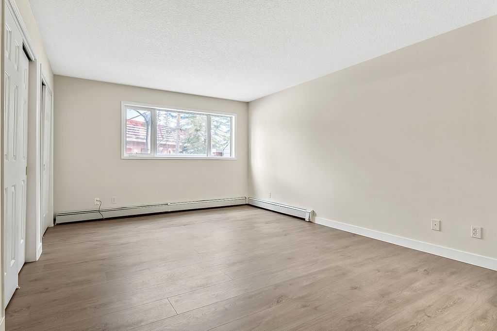 1103-1103 Hawksbrow Point Nw, Calgary, AB - Indoor Photo Showing Other Room