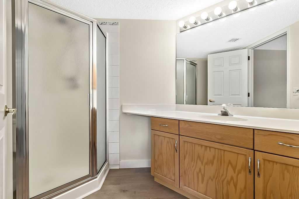 1103-1103 Hawksbrow Point Nw, Calgary, AB - Indoor Photo Showing Bathroom