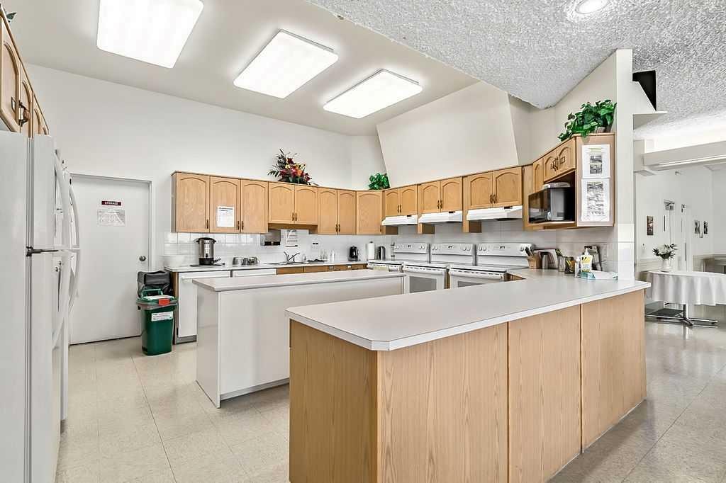 1103-1103 Hawksbrow Point Nw, Calgary, AB - Indoor Photo Showing Kitchen