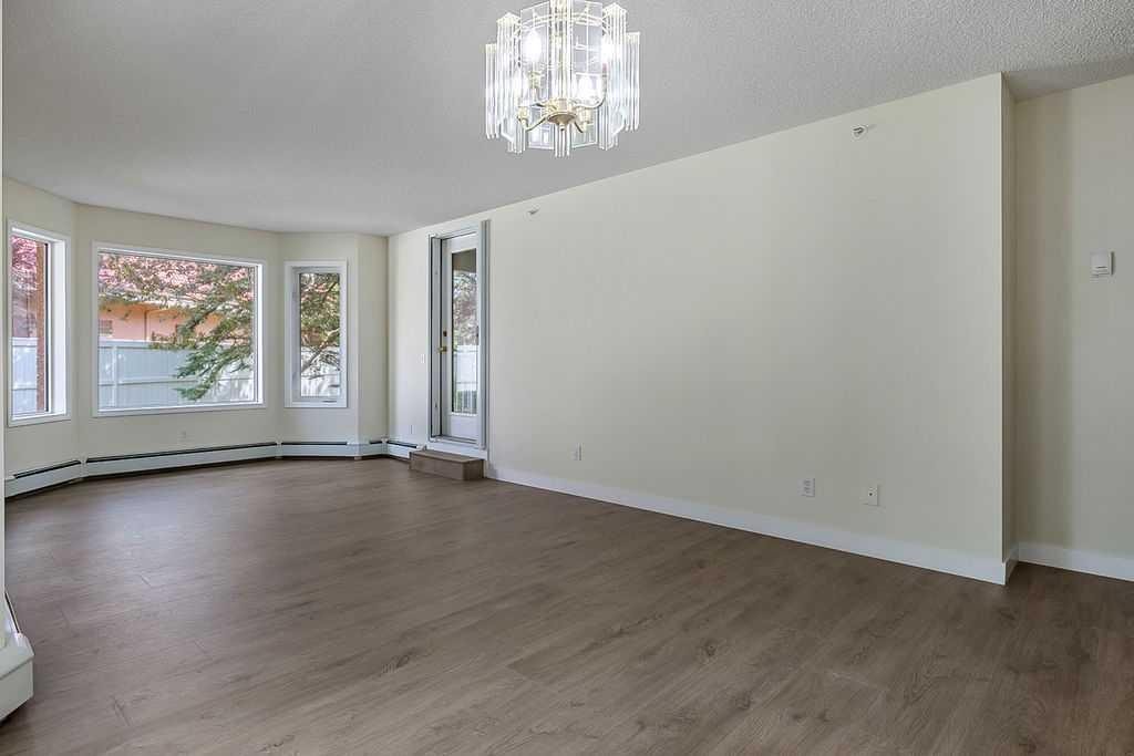 1103-1103 Hawksbrow Point Nw, Calgary, AB - Indoor Photo Showing Other Room