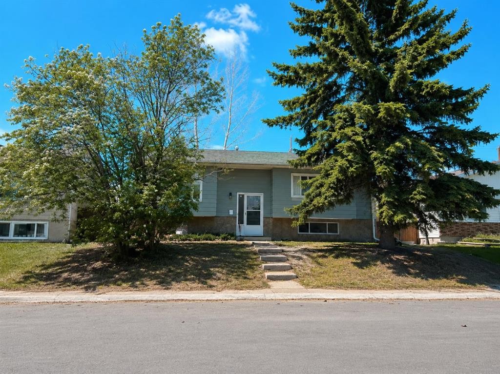 215 Penbrooke Way Se, Calgary, AB - Outdoor With Facade