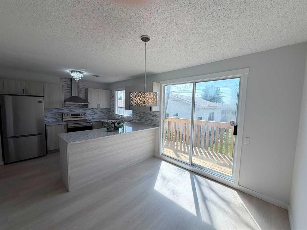 215 Penbrooke Way Se, Calgary, AB - Indoor Photo Showing Kitchen