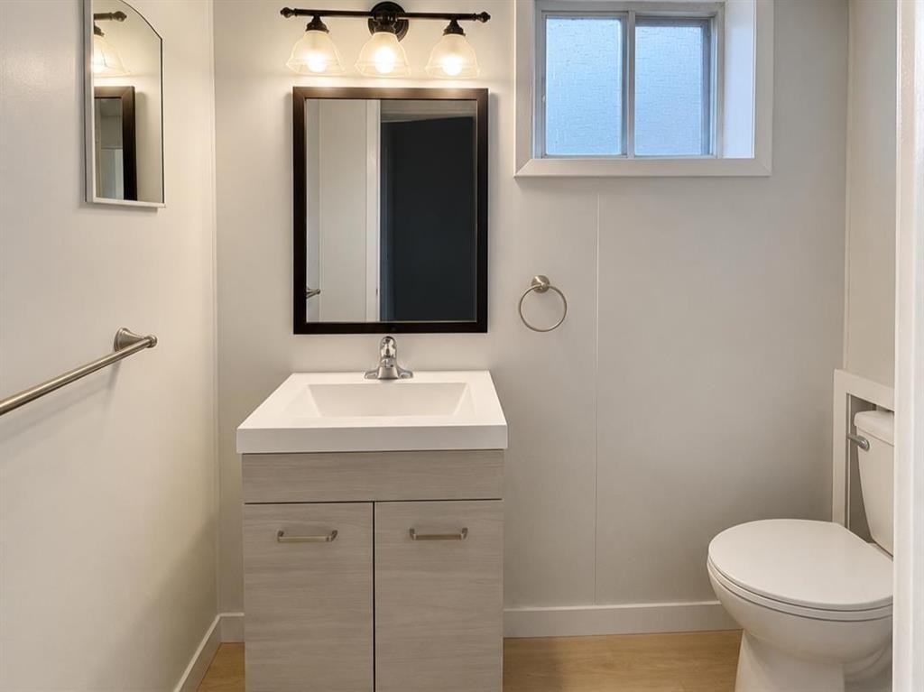 215 Penbrooke Way Se, Calgary, AB - Indoor Photo Showing Bathroom
