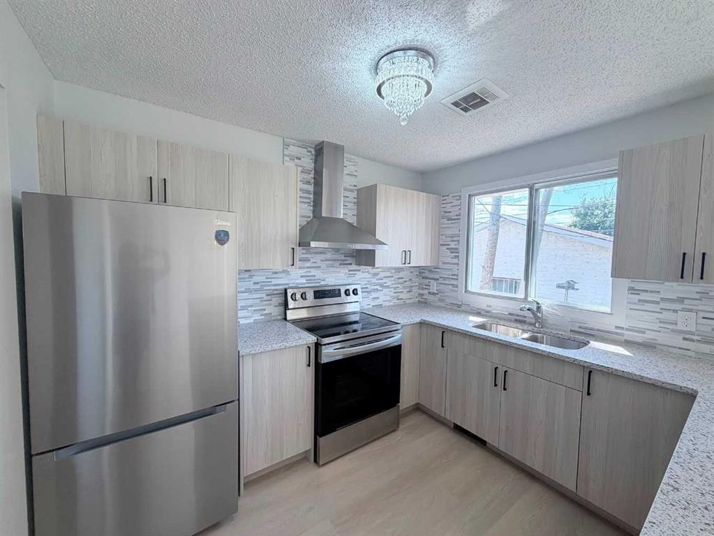 215 Penbrooke Way Se, Calgary, AB - Indoor Photo Showing Kitchen With Stainless Steel Kitchen