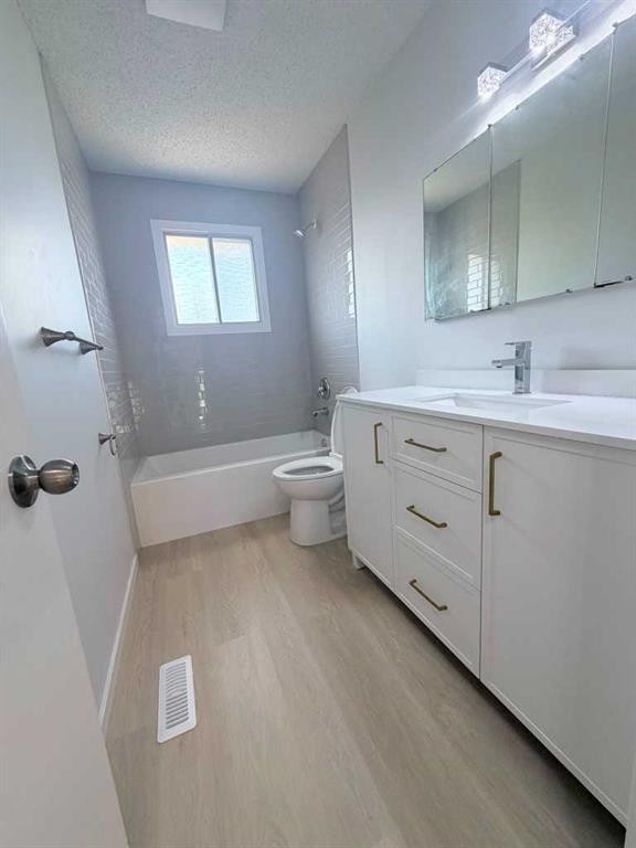 215 Penbrooke Way Se, Calgary, AB - Indoor Photo Showing Bathroom