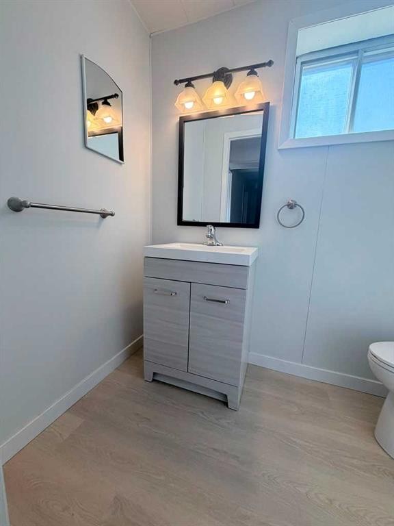 215 Penbrooke Way Se, Calgary, AB - Indoor Photo Showing Bathroom