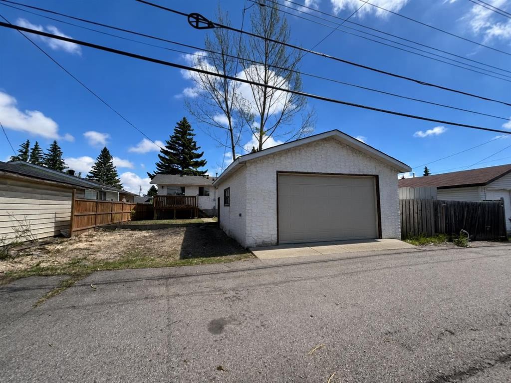 215 Penbrooke Way Se, Calgary, AB - Outdoor With Exterior