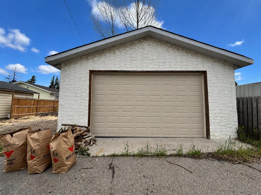 215 Penbrooke Way Se, Calgary, AB - Outdoor With Exterior