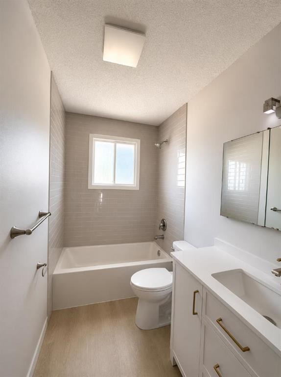 215 Penbrooke Way Se, Calgary, AB - Indoor Photo Showing Bathroom