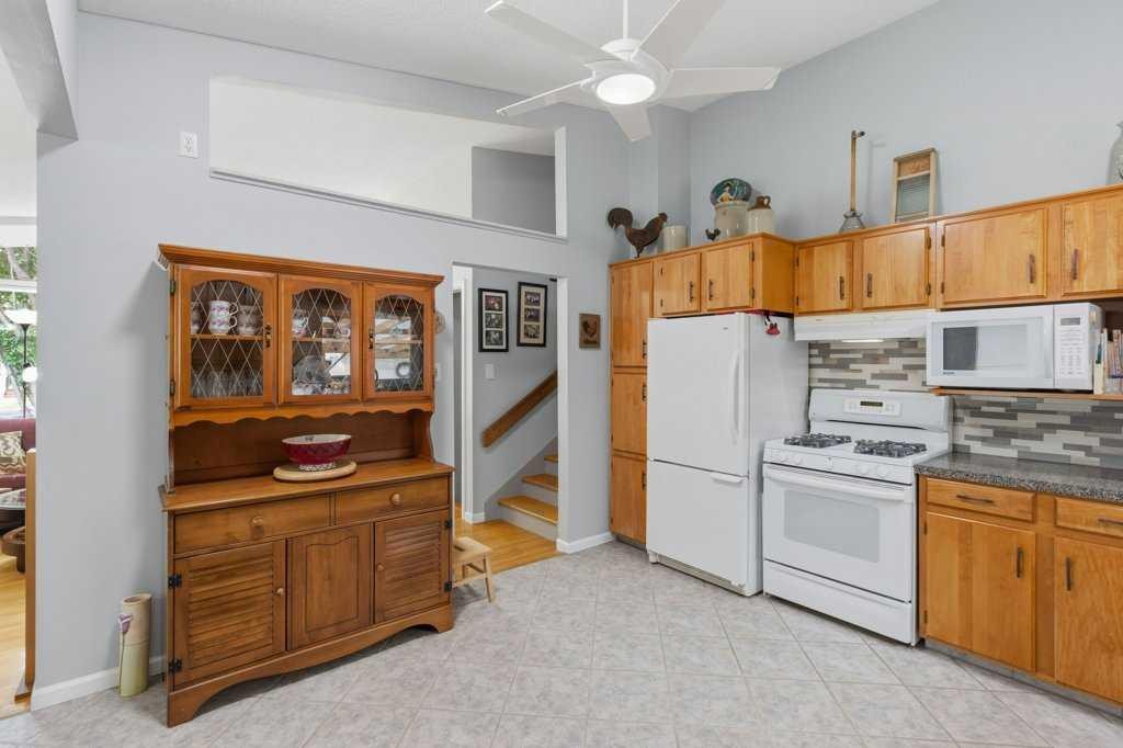 9511 Academy Drive Se, Calgary, AB - Indoor Photo Showing Kitchen