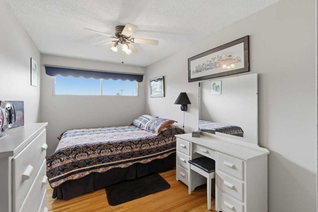 9511 Academy Drive Se, Calgary, AB - Indoor Photo Showing Bedroom