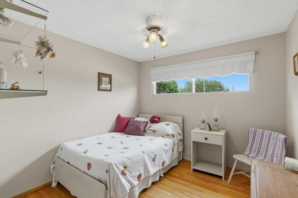 9511 Academy Drive Se, Calgary, AB - Indoor Photo Showing Bedroom