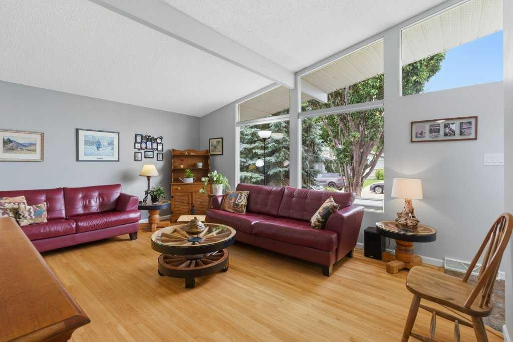 9511 Academy Drive Se, Calgary, AB - Indoor Photo Showing Living Room