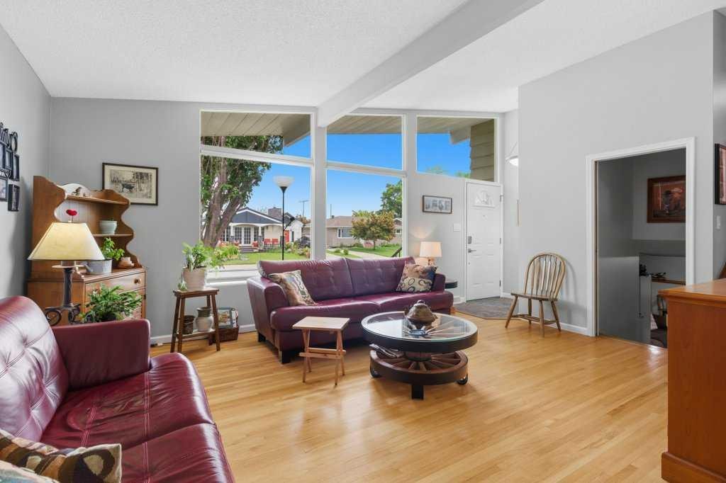 9511 Academy Drive Se, Calgary, AB - Indoor Photo Showing Living Room