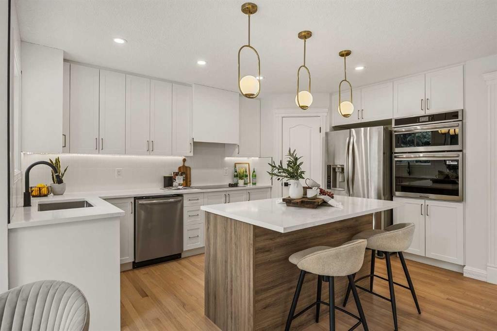 156 Strathridge Place Sw, Calgary, AB - Indoor Photo Showing Kitchen With Upgraded Kitchen