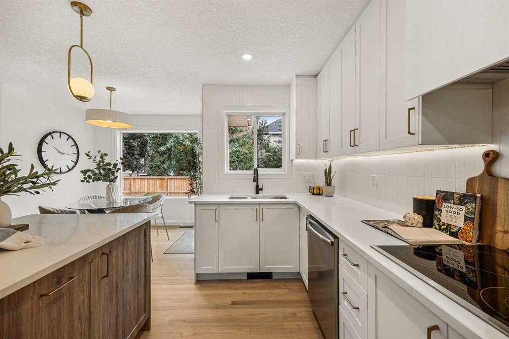 156 Strathridge Place Sw, Calgary, AB - Indoor Photo Showing Kitchen