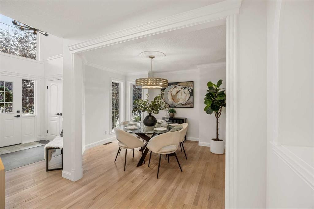 156 Strathridge Place Sw, Calgary, AB - Indoor Photo Showing Dining Room