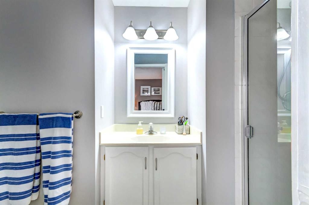 158 Somerset Close Sw, Calgary, AB - Indoor Photo Showing Bathroom