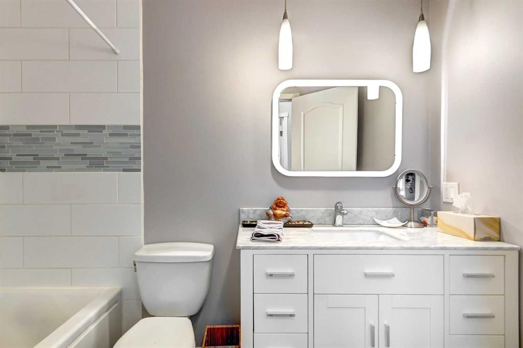 158 Somerset Close Sw, Calgary, AB - Indoor Photo Showing Bathroom