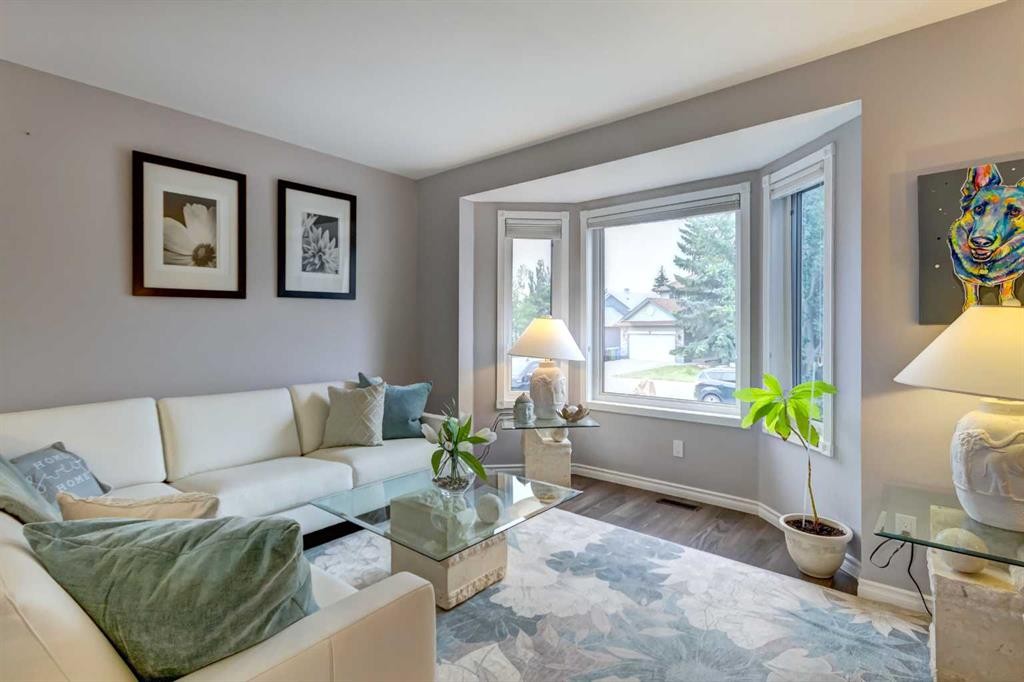 158 Somerset Close Sw, Calgary, AB - Indoor Photo Showing Living Room