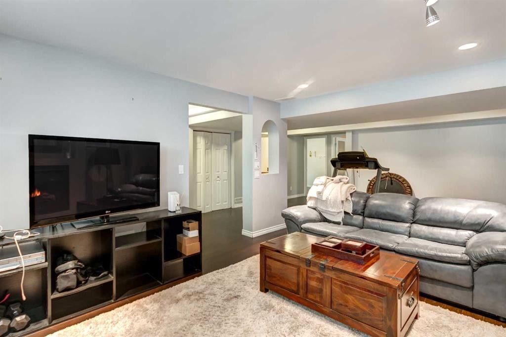158 Somerset Close Sw, Calgary, AB - Indoor Photo Showing Living Room