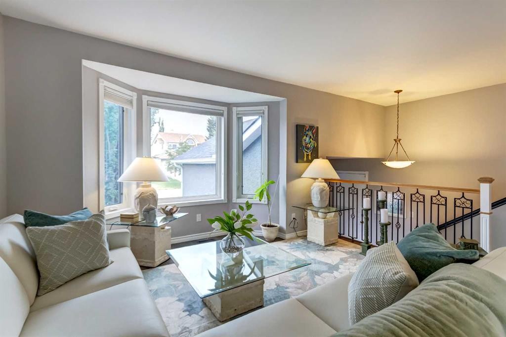 158 Somerset Close Sw, Calgary, AB - Indoor Photo Showing Living Room