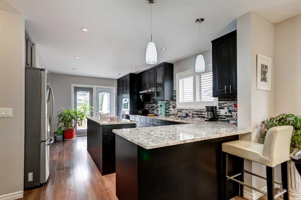 158 Somerset Close Sw, Calgary, AB - Indoor Photo Showing Kitchen With Upgraded Kitchen