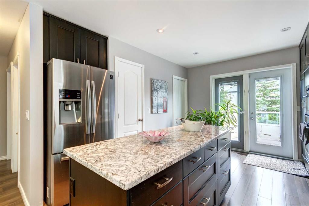 158 Somerset Close Sw, Calgary, AB - Indoor Photo Showing Kitchen