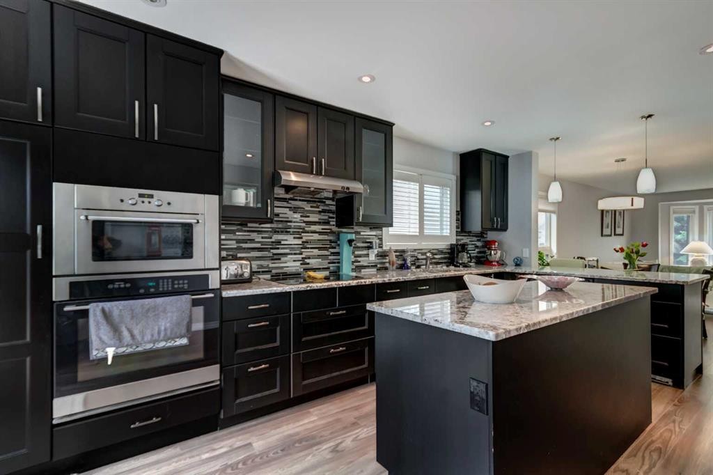 158 Somerset Close Sw, Calgary, AB - Indoor Photo Showing Kitchen With Upgraded Kitchen