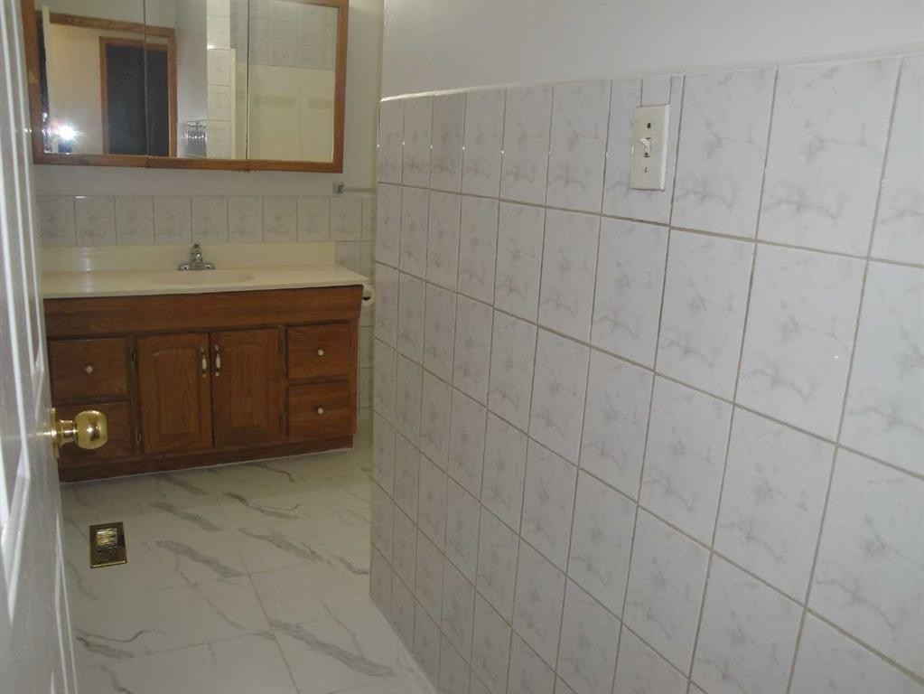 31 Huntford Road Ne, Calgary, AB - Indoor Photo Showing Bathroom
