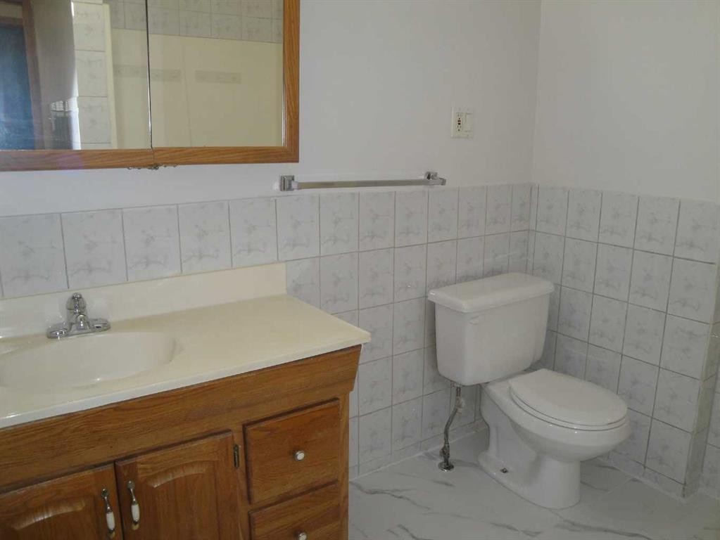 31 Huntford Road Ne, Calgary, AB - Indoor Photo Showing Bathroom