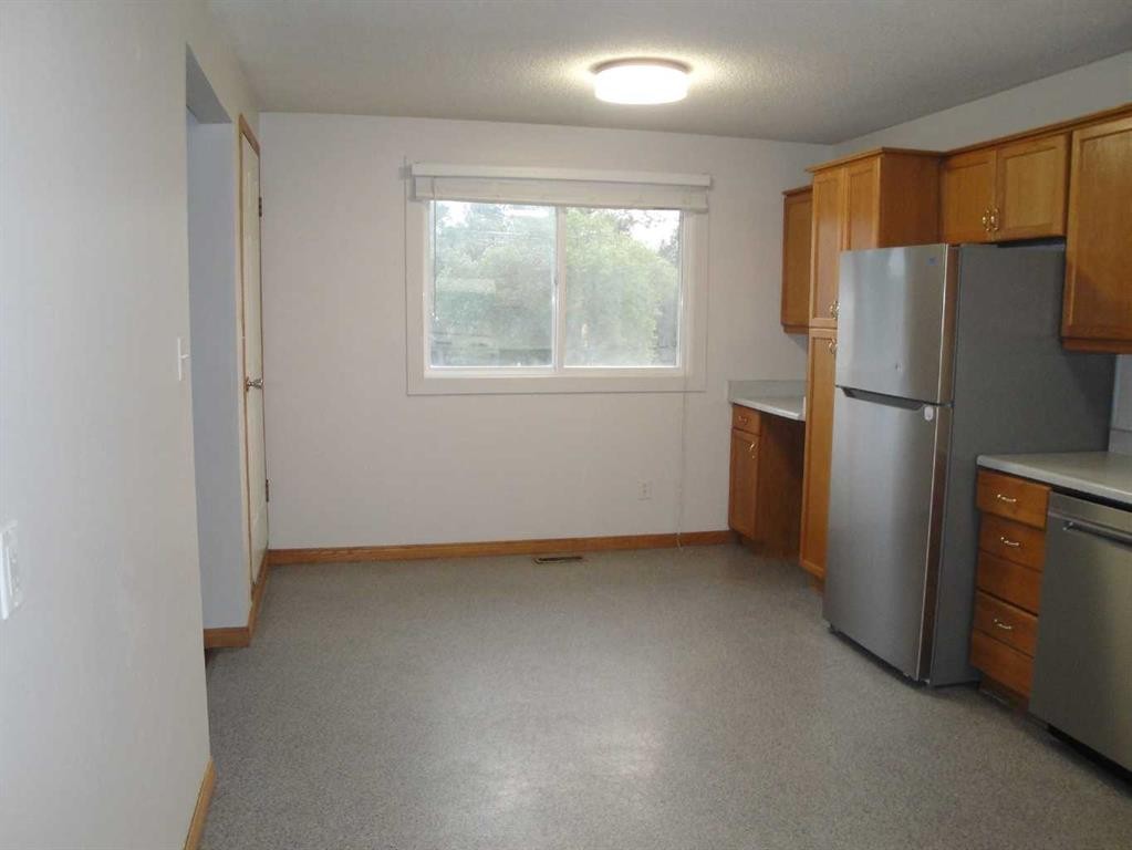31 Huntford Road Ne, Calgary, AB - Indoor Photo Showing Kitchen